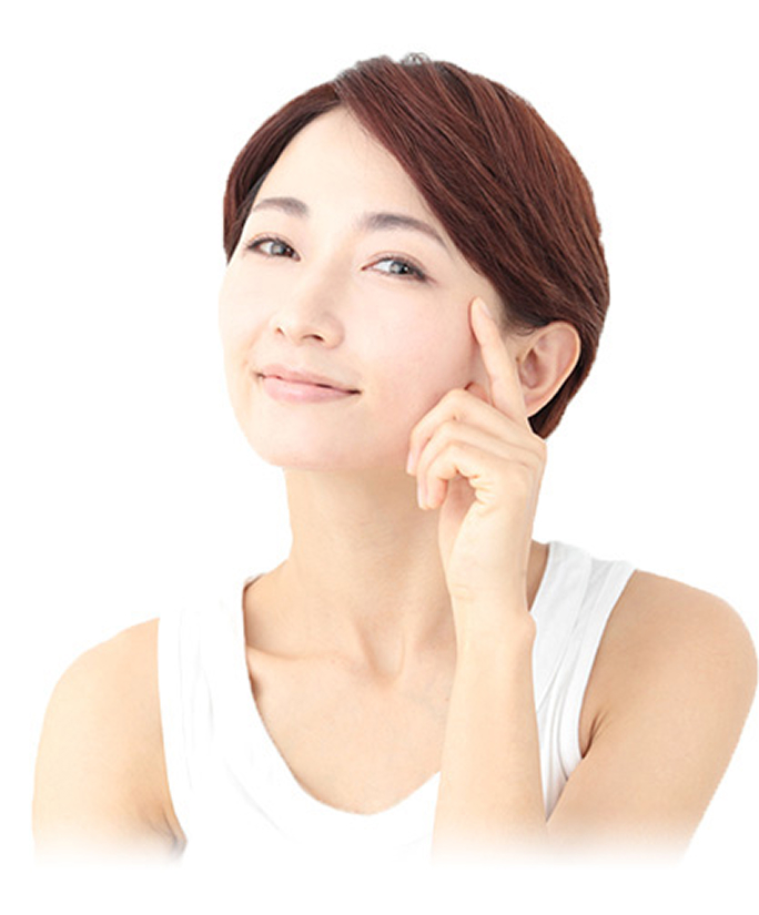 目元を指差す女性